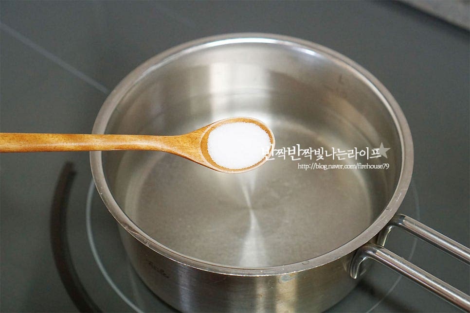 톳 데치기 과정이 중요한데요. 김이나 미역 같은 해조류와 달리 생톳에는 무기비소가 있어 꼭 데친 뒤 먹는게 좋다고해요. 무기비소는 구토나 복통을 유발하기 때문에 데치는 과정은 필수 입니다~ 냄비에 물을 넉넉히 붓고 소금 1작은술을 넣어줍니다. 바글바글 끓을 때 재료를 넣어줍니다. 끓이다보면 색이 초록빛으로 변해요. 대략 3~5분 정도 데쳐줍니다. 건져낸 뒤 찬물에 헹구어 물기를 탈탈 털어 제거해줍니다. 길이가 긴 것은 한입에 먹기좋게 3cm 정도로 잘라줍니다.