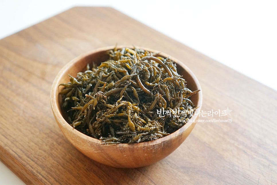 염장 톳을 준비했어요. 겉에 묻은 소금을 가볍게 털어내어 씻어줄 것이랍니다. 물에 여러 번 흔들어 헹구어 씻어줍니다. 씻어준 뒤 먹어보니 먹기 좋게 소금이 빠졌더라고요. 생각보다 불순물이 많이 나오기 때문에 흔들어가며 깨끗하게 씻어줍니다.