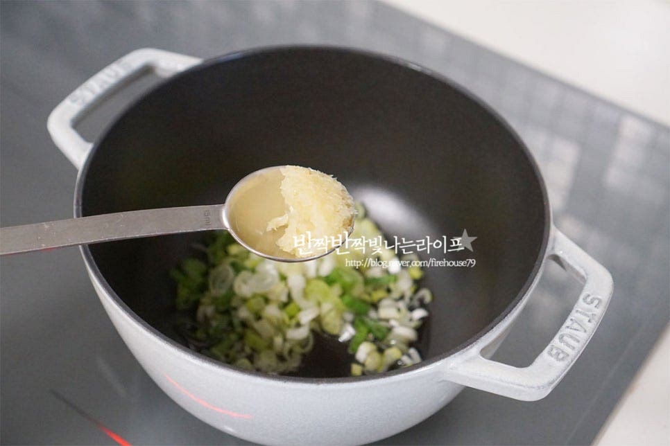 달군 냄비에 식용유 4 큰 술 넉넉히 두르고 잘게 썬 대파와 다진 마늘 1/2 큰 술 넣어줍니다. 재료의 향이 올라오도록 타지 않게 중약 불로 볶아줍니다. 대파의 향이 올라오면 소고기를 넣고 볶아줍니다. 고기 겉면이 익으면 한쪽으로 밀어둔 뒤 진간장 1/2 큰 술을 넣고 지글지글 태워줍니다. 간장을 태워준 뒤 고기와 볶아주시면 깊은 맛을 낼 수 있어요. 간장은 향을 내어주기 위해 넣어주는 것으로 많이 넣으시면 짭니다~ 고기와 같이 어우러지게 볶은 뒤 나머지 채소를 넣어줍니다. 채소의 아삭함이 죽으면 풀어둔 짜장소스를 넣어줍니다. 끓는 물에 넣고 풀어주는 것보다 미리 풀어주면 덩어리지지 않게 어우러지며 볶아서 농도를 조절해 주면 깊은 맛이 난답니다. 재료와 어우러지도록 3~5분 볶아준 뒤 물을 넣어줍니다. 물은 200ml 정도 부어주었는데 농도에 따라 가감하여 조절해 주세요. 재료가 모두 익고 걸쭉한 농도가 되면 마무리하여 줍니다. 황설탕 약간 넣어주시면 단맛 감칠맛이 더해져 단짠의 맛이 더 깊어요. 매운맛을 좋아하신다면 고춧가루나 청양고추 넣어주셔도 좋습니다.