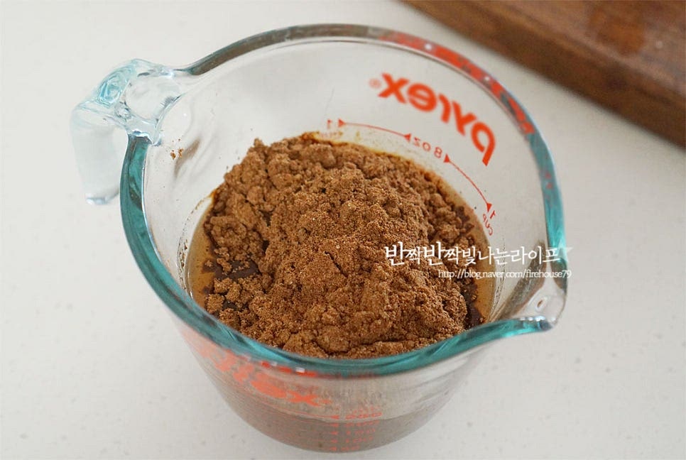 짜장가루는 보통 1봉지에 100g 정도 들어있는데요. 저는 2/3분량으로 만들었어요. 한 봉지 4~5인분 기준으로 양에 따라 채소양을 가감하여 주시면 됩니다. 분말을 그대로 넣고 끓이는 것보다 걸쭉한 춘장 질감과 같이 물에 개어준 뒤 넣어주시면 더 깔끔하게 어우러져요. 물의 양을 조절하여 풀어줍니다.