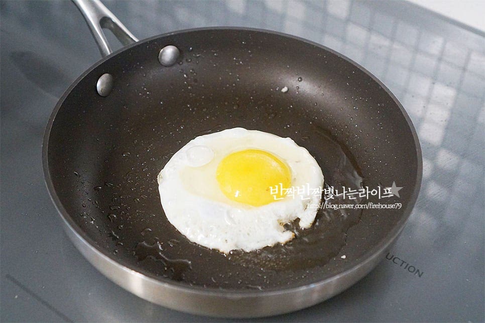 빠지면 섭섭한 달걀도 반숙으로 구워줍니다. 밥 위에 소스를 올리고 달걀 프라이를 곁들이면 맛깔나게 완성이에요. 냉장고 사정에 따라 오이채나 완두콩 올려주셔도 좋아요. 영상도 같이 담았어요. 채소가 어우러지는 식감과 고소한 고기, 짭조름하면서 달짝한 감칠맛이 매력적인데요. 분말로 만들어 간단하면서 밖에서 먹는 것 못지않게 맛있어요. 집에서 만들면 좋아하는 재료를 넉넉히 넣을 수 있고 조금 더 깔끔하게 맛볼 수 있어 좋아요. 짜장 만드는 법 맛있게 만들어 드세요^^ 끄읕 !