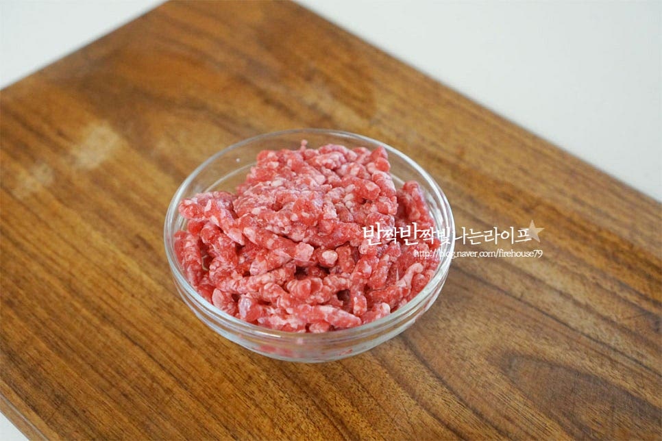 다진 소고기를 준비했어요. 고기는 기름진 부위를 준비하시면 고소함이 더 깊어요. 돼지고기도 좋습니다. 모든 재료를 잘 어우러지도록 잘게 썰어주시면 되는데요. 양파와 대파는 잘게 썰어줍니다. 달큰한 양파는 넉넉히 들어가면 맛이 더 좋습니다. 애호박과 양배추도 밸런스를 맞추어 작은 크기로 잘라줍니다. 양배추와 양파는 들어가면 식감과 단맛 감칠맛이 더 좋은데요. 취향껏 당근, 감자 등 다양하게 넣어주시면 됩니다.