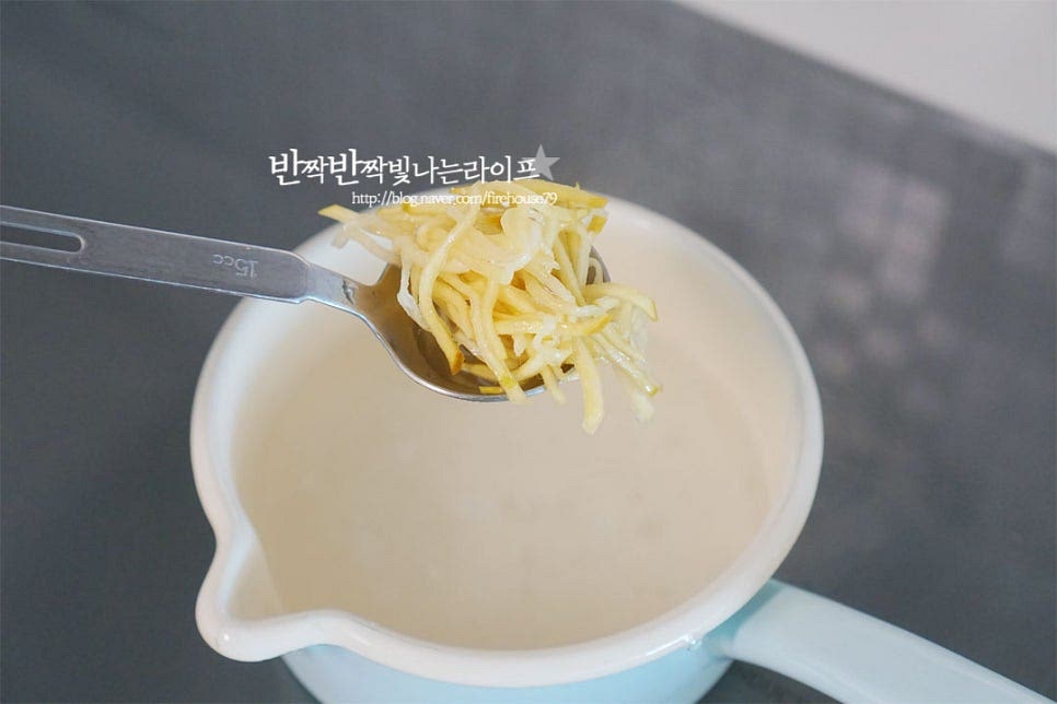 차로 끓여마실 때는 뜨거운 물어 부어마셔도 좋지만 한번 끓여서 먹음 진한 맛이 우러나 향긋한 단맛이 깊어집니다. 냄비에 적당량의 청과 물을 넣어줍니다. 진하기 정도를 맞추어 넣어주세요. 한소끔 끓여주면 된답니다. 향긋한 향과 달콤함이 따뜻하게 마시면 맛은 물론 향이 진해요. 차갑게 드시고 싶다면 얼음잔에 탄산수를 넣어도 별미에요. 영상도 같이 담았어요. 꿀을 넣고 만들어 은은하게 퍼지는 단맛이 깊고 잘 익은 노란 과육이 진하게 어우러져요. 숙성한 뒤 차로 마시면 추운 날 딱 좋고요. 모과청으로 모과차 만들기까지 추운 날 따뜻한 겨울음료 즐겨보세요. 끄읕 !