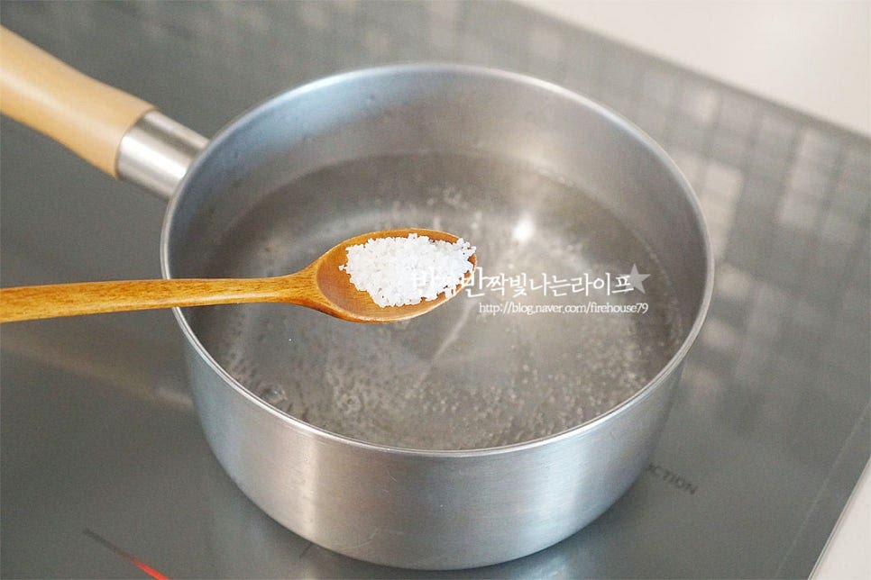 앞서 말씀드린 것과 같이 식감을 부드럽게 드시기 위해서는 끓는 물에 방풍나물 데치기 해주시면 됩니다. 먼저 냄비에 재료가 잠길 정도로 물을 붓고 팔팔 끓어오르면 소금 1/2 큰 술을 넣어줍니다. 초록 나물을 데칠 땐 소금 넣어주시면 색감이 선명해요. 팔팔 끓으면 넣고 데쳐줍니다. 대략 2분 정도 데쳐주시면 숨이 죽으면서 드시기 좋아요. 조금 더 보드랍게 드신다면 30초 정도 더 삶아주셔도 됩니다. 데친 뒤 찬물에 담가 헹구어준 뒤 물기를 꼭 짜줍니다. 물기를 짠 방풍은 먹기 좋게 썰어주고, 홍고추는 잘게 다져줍니다.