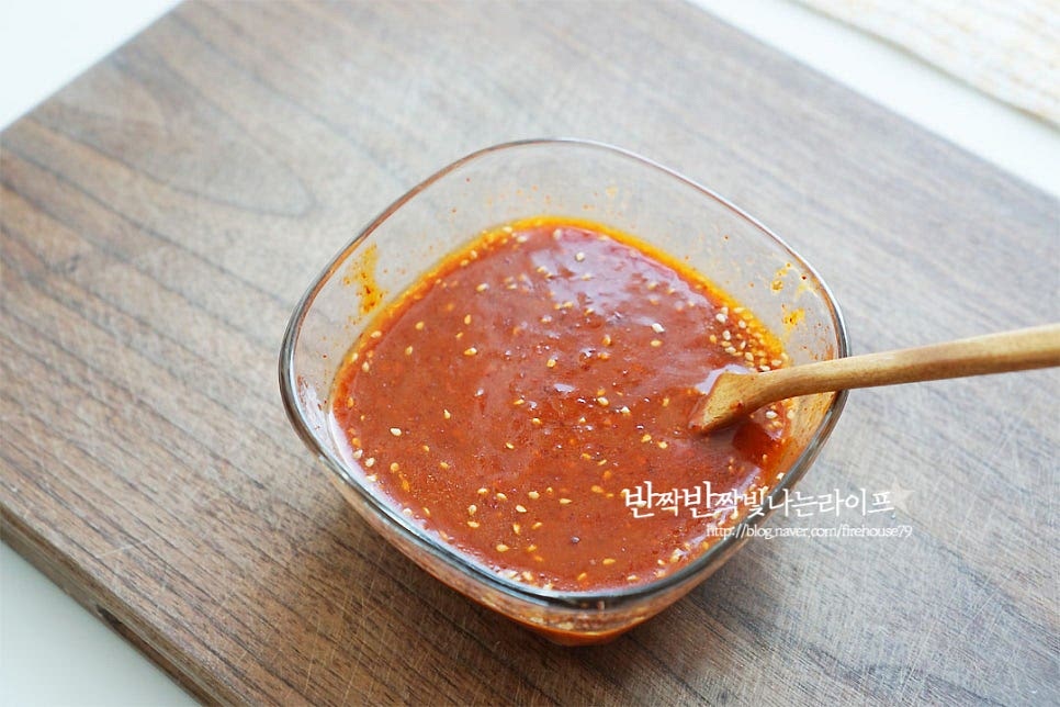 비빔국수 양념장을 만들어요. 고추장 3 큰 술, 고춧가루 1 큰 술 맛간장 1½ 큰 술, 식초 3 큰 술 매실액 1 큰 술, 설탕 1 큰 술 꿀 1 큰 술, 맛술 1 작은 술 다진 마늘 1 큰 술, 참기름 1 큰 술 통깨 약간 넣고 섞어줍니다. 취향에 따라 신맛, 단맛을 조절해 주어요. 국수를 그릇에 담고 채소와 삶은 달걀 고명을 올리고 비빔면 양념장을 곁들여주면 맛깔나는 한 그릇 완성입니다. 정말 간단하죠. 불을 사용하지 않아도 되어서 간단하게 만들어 먹기 딱 좋아요~ 요리 영상을 같이 보면 조금 더 쉽게 따라 만드실 수 있어요. 색색의 고명을 올려주면 맛도 좋고 식감도 좋고 영양도 듬뿍이랍니다. 여기에 새콤달콤한 소스로 입맛을 돋아요. 탱글탱글한 식감과 함께 바다풀향이 가득 느껴지는 게 이대로 정말 맛있답니다. 20㎉로 부담도 덜하고 호로록호로록 감기는 맛도 좋고요. 미역국수 레시피 비빔으로 매콤 새콤달콤하게 즐겨보아요. 건강하고 맛있는 한 끼랍니다. 맛있게 만들어 드세요^^ 끄읕 !