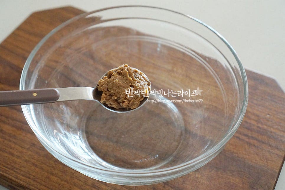 넉넉한 크기의 볼에 된장 양념장을 먼저 만들어 줍니다. 된장 1~1½ 큰 술, 고춧가루 1 큰 술 참치액 2/3 큰 술, 다진 마늘 1/2 큰 술 매실액 1 큰 술, 참기름 1/2 큰 술 황설탕 1/2 작은 술 넣어줍니다. 된장을 잘 풀어 섞어줍니다. 집집마다 된장맛이 조금 다르므로 간을 보고 짜지 않게 양을 조절해 주세요. 구수하면서 감칠맛 나는 정도면 됩니다.