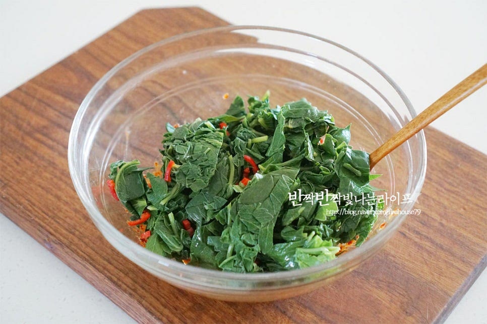 데친 방풍나물과 홍고추를 넣어줍니다. 간이 잘 어우러질 수 있도록 아래 사진과 같이 조물조물 무침해요. 나물이 뭉치지 않도록 살살 풀어가며 버무려요. 고소한 통깨를 뿌려 마무리해요. 먹음직스럽게 그릇에 담아줍니다. 홍고추가 약간 들어가면 초록색에 빨간색이 더해져 훨씬 더 먹음직스럽습니다. 영상도 같이 담았어요. 쌉싸래하면서도 먹다 보면 은은한 단맛이 나는 게 구수한 된장과 잘 어울리는 맛입니다. 질긴 굵은 줄기를 손질한 뒤 끓는 물에 데쳐 방풍나물 된장무침 만들어 주시면 됩니다. 방풍나물 무침 만드는 법 맛있게 요리해드세요^^ 끄읕 !