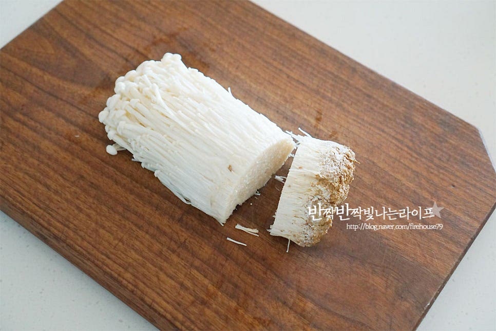 팽이버섯은 밑동을 잘라내어 줍니다. 버섯은 수분에 약한 식재료라 흐르는 물에 재빠르게 씻어 키친타월로 닦아주거나 젖은 키친타월로 닦아 준비해 줍니다. 베이컨은 길이에 따라 반으로 잘라줍니다. 한입에 넣어 먹는 사이즈로 만들 것이라 반으로 잘라주었어요.