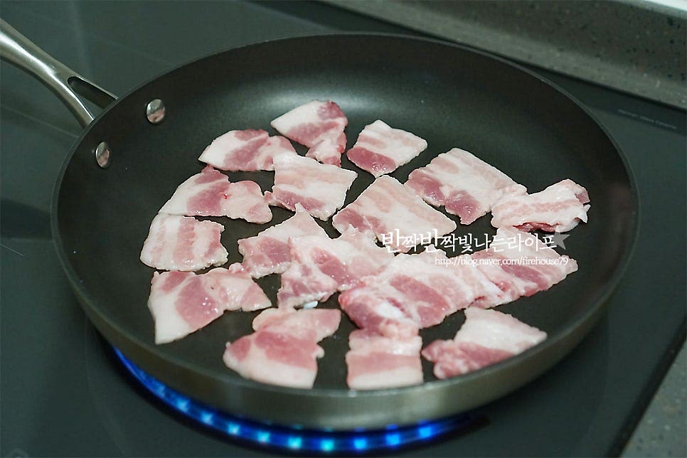 쭈꾸미 삼겹살은 한 번에 볶는 게 아니라 삼겹살을 먼저 익힌 뒤 볶아주어야 고기도 속까지 촉촉하게 구워지고, 식감도 질기지 않고 탱글 하게 볶음 만들 수 있어요. 달군 팬에 고기를 먼저 구워줍니다. 양념해둔 나머지 재료를 넣고 같이 볶아줍니다. 돼지기름이 나와서 같이 볶음 감칠맛이 더 풍부해져요^^ 주꾸미볶음은 오래 볶으면 오히려 식감이 질겨지기 때문에 센 불로 후다닥 볶아주어야 물이 생기지도 않고 식감도 탱글 해요. 고기는 먼저 익혀주었기 때문에 나머지 재료가 익으면 마무리해요. 간은 입맛에 맞게 조절해 주시고요. 그릇에 먹음직스럽게 담아주어요. 큼직한 크기 그대로 볶아 담으면 식감도 더 탱글하고 보기도 푸짐해요. 먹을 때 잘라먹는 게 더 맛있더라고요^^ 레시피 영상을 같이 보시면 조금 더 쉽게 따라 만드실 수 있답니다. 쭈삼불고기는 매콤하게 입맛 당기는 매력이 넘치죠. 식사 메인메뉴로도 좋고, 소주 한잔 같이 먹어도 맛나고요~ 돼지고기를 같이 먹음 바다 감칠맛에 더해진 고소함이 정말 잘 어우러진답니다. 그냥 볶음 만들어 먹는 것보다 고기 추가하면 더 별미가 되는 것 같아요. 쭈꾸미 삼겹살 레시피 매콤한 맛이 당기는 날에 백종원 쭈꾸미볶음 대로 만들어 보아요. 간단한 양념 팁 하나만으로 푸짐하고 맛있게 드실 수 있답니다. 맛있게 만들어 드세요. 끄읕 !