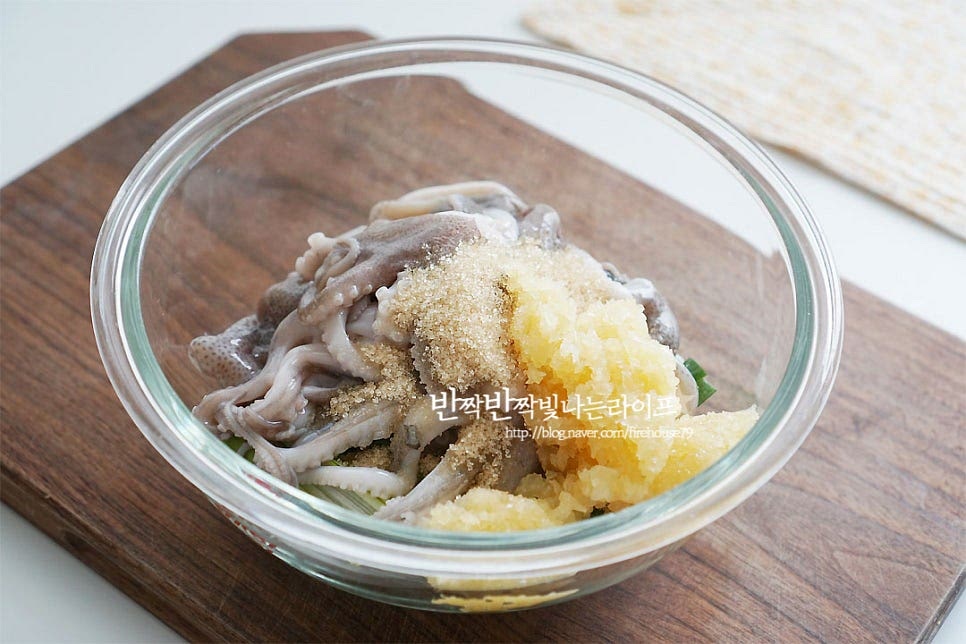 백종원 쭈꾸미볶음 양념을 만들 때 포인트 하나만 알면 되는데요. 양념재료를 한 번에 넣는 게 아니라 나누어 넣어 맛을 입혀줍니다. 나누어 넣어주면서 간이 더 맛있게 된답니다. 볼에 양파와 대파, 주꾸미를 넣고 황설탕 4 큰 술, 다진 마늘 4~5 큰 술 을 먼저 넣고 조물조물 버무려요. 설탕이 먼저 녹으면서 간이 스며들어요~ 재료를 버무려주면 설탕 입자가 녹는데 그럼 다른 양념도 넣어줍니다. 고춧가루 4 큰 술, 진간장 4 큰 술 고추장 2 큰 술, 참기름 2 큰 술 꽃소금 약간, 후추 약간, 맛술 2 큰 술 을 넣어줍니다. 앞서 말한 대로 고춧가루는 청양 대신 기본 고춧가루 1 큰 술 추가, 맛술도 같이 넣어주었어요. 양념이 어우러지도록 버무려줍니다.