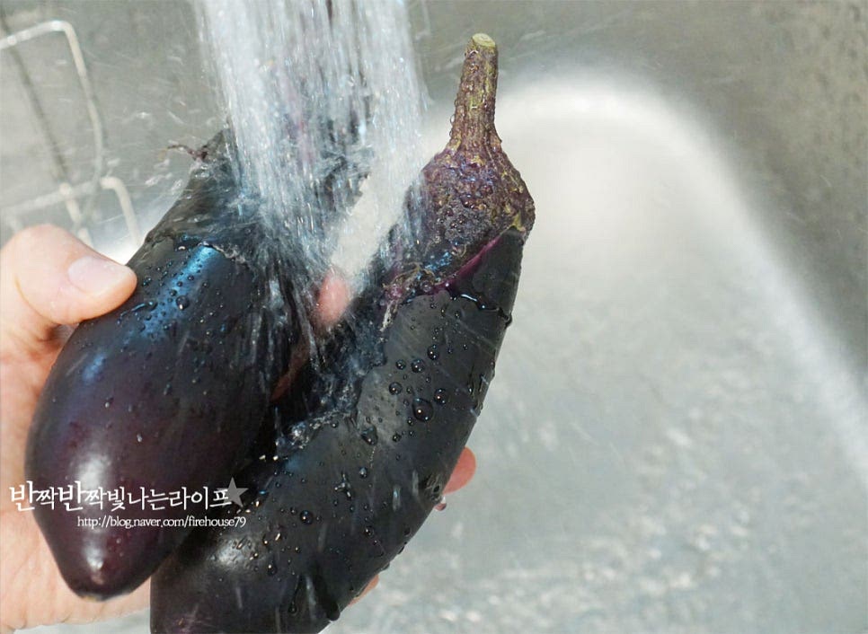 먼저 깨끗하게 세척해 줍니다. 수분이 많고 부드러워 감칠맛나게 양념해 가지나물 만들어 먹음 맛있죠. 물기를 제거한 뒤 꼭지 부분은 잘라내줍니다. 길이에 따라 3~4등분으로 나눈 뒤 두께에 따라 4등분으로 잘라줍니다. 익으면서 부피가 줄어들어 큼직하게 썰었는데 크게 썰어서 찐 뒤 먹기좋게 찢어주셔도 됩니다.