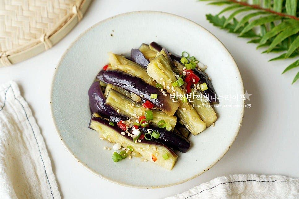 접시에 가지나물무침을 푸짐하게 담아줍니다. 전자렌지로 쪄서 만들면 조리과정 간단한 밥반찬으로 만들기 좋아요. 영상도 같이 담았어요. 가지나물은 부드러우면서도 먹을수록 감칠맛이 달큰하고 짭조름한 게 맛있답니다. 양념재료가 간단하니 찌는시간에 맞추어 익힌 뒤 버무리면 된답니다. 맛있게 만들어드세요. 끄읕 !