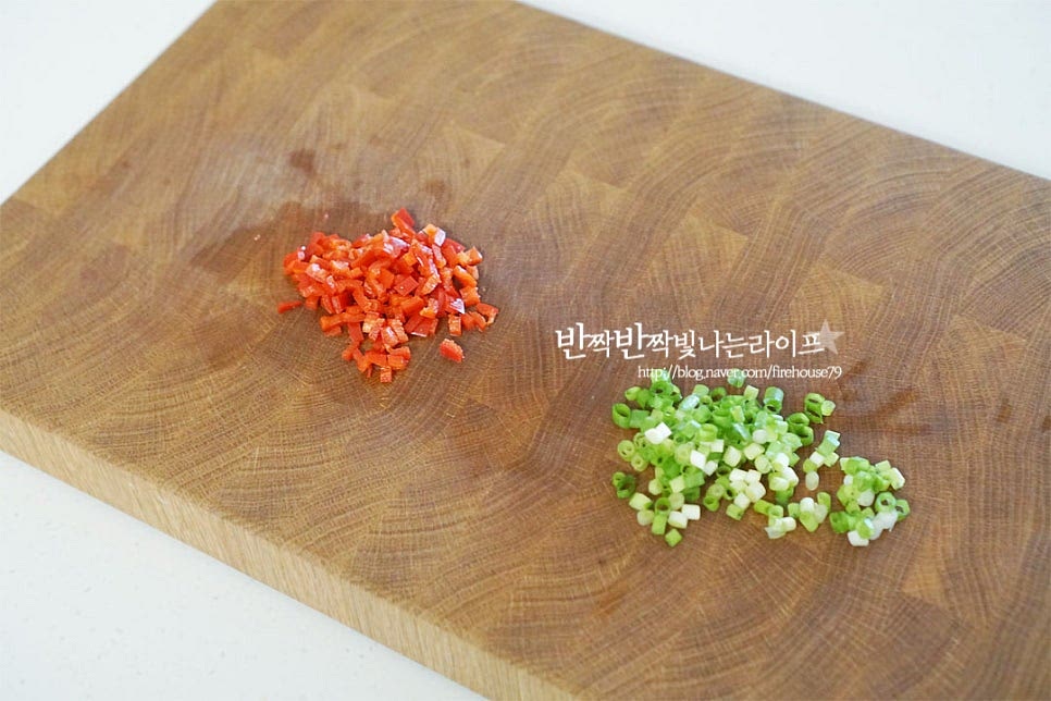 홍고추와 쪽파는 잘게 썰어줍니다. 색을 곱게 내고 매콤함을 더하기 위해 홍고추를 조금 넣었는데 생략 가능하며 쪽파는 대파나 실파로 대체 가능해요. 국간장 2 작은 술, 참치액 1 작은 술, 간 마늘 1 작은 술, 매실액 1 작은 술, 참기름 1 큰 술을 넣어줍니다. 분량의 간에 짜라 짠맛과 단맛을 조절해 주세요. 국간장과 참치액을 같이 넣으면 감칠맛이 조금 더 깊어요. 가지와 고추, 쪽파도 넣어줍니다.