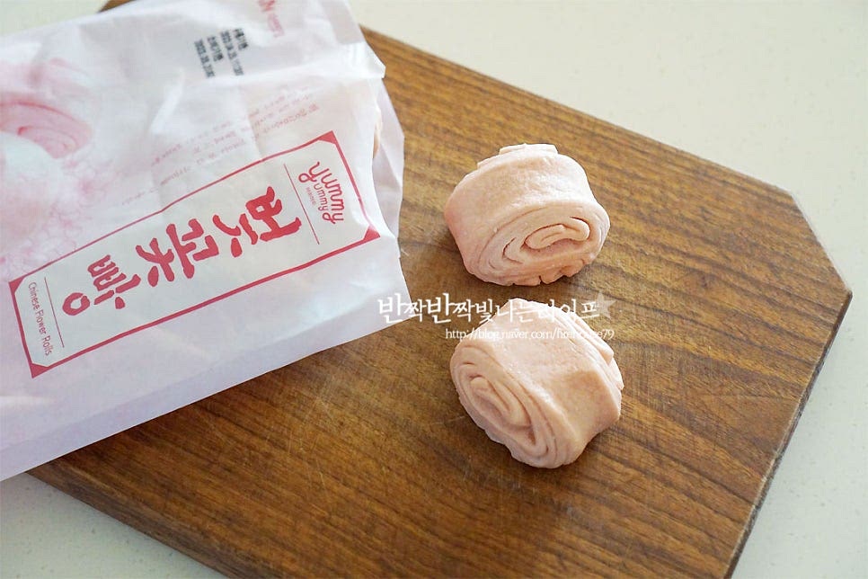 재료라고 소개할 것도 없이 정말 심플합니다. 꽃빵을 먼저 준비해요. 가장 기본은 흰색인데 요즘은 색깔 고운 빵도 나오더라고요. 분홍빛이 나는 걸로 준비했어요. 중국음식에서 곁들이는 꽃모양의 밀가루 빵으로 보통 냉동으로 많이 구입할 수 있어요. 냉동상태라면 실온에 10분 정도만 두어도 어느 정도 냉기가 사라져 그대로 튀겨주시면 되고, 찌고 남은 것은 바로 튀겨주시면 됩니다.