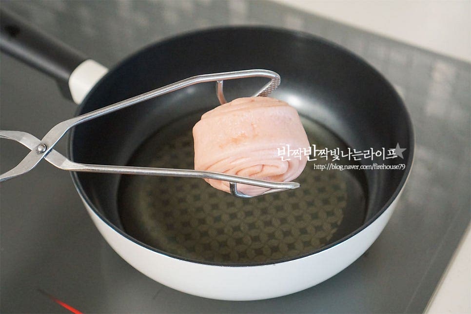 팬에 식용유를 자작히 둘러줍니다. 너무 많이 두를 필요 없이 자작하게 튀겨질 정도면 됩니다. 나무젓가락을 넣어 보았을 때 기포가 보글보글 올라오는 정도의 온도에 하나씩 넣고 튀겨줍니다. 식용유를 많이 두른 게 아니라 전체적으로 고르게 튀겨질 수 있도록 중간중간 위치를 돌려가며 전체적으로 노릇하게 튀겨주시면 됩니다. 겉이 바삭바삭하게 튀겨지면 건져내어 기름을 빼줍니다. 이렇게 튀겨주기만 해도 고소한 내음이 가득해요. 마치 꽈배기를 튀긴 것 같은 그런 고소한 풍미가 난답니다. 그대로 먹음 심심하니 달콤한 연유를 곁들여 줍니다. 이 두 가지 조합은 언제나 옳지요~ 영상도 같이 담았어요. 노릇노릇하게 겉이 바삭바삭하면서도 속은 촉촉한 맛이 어우러져 손이 가는 맛이에요. 고소한 그 맛에 달콤함이 스며들면 매력이 넘친답니다. 만들기 정말 간단하고 맛있게 즐길 수 있는 꽃빵요리 꽃빵튀김 드셔보세요^^ 끄읕 !