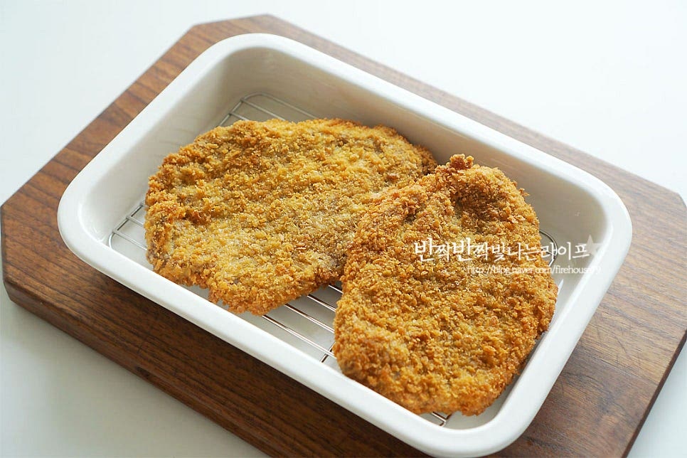 육즙이 골고루 퍼지도록 1분 정도 체망에 올려 줍니다. 먹기 좋게 두툼하게 썰어줍니다. 그릇에 양배추, 핑크 솔트, 고추냉이를 같이 담아 플레이팅 해주었어요. 기호에 따라 돈가스 소스를 곁들여도 좋아요. 육즙 가득한 게 보기만 해도 때깔이 먹음직스러워요. 뜨거운 불판에 한 번 더 겉만 익혀 먹음 소고기 등심 요리 겉바속촉을 제대로 맛볼 수 있어요~ 영상도 같이 담았어요. 튀김옷 입은 겉은 바삭 고소하고 육즙 가득 속은 촉촉한 진항 풍미가 그대로 담겼어요. 이 맛에 만들어 먹게 된답니다. 규카츠 맛있게 만들어 드세요^^ 끄읕 !