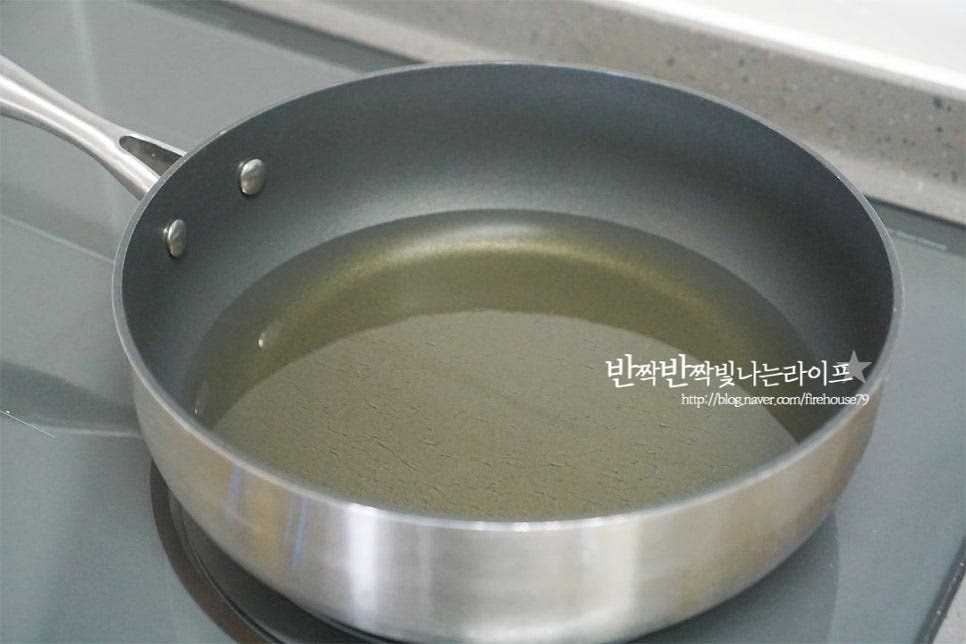 팬에 식용유를 넉넉히 두르고 가열하여 줍니다. 앞서 말한 것과 같이 속까지 모두 익히는 게 아니라 달군 기름에 겉만 빠르게 익혀줍니다. 190도 정도로 달군 뒤 튀김옷 입은 고기를 넣고 1분 이내로 튀겨줍니다. 소고기요리 굽기 정도는 스테이크와 같이 더 익혀서 드셔도 되지만 겉만 바삭하게 튀겨 썬 뒤 한 번 더 구워 먹는 게 제맛이죠^^