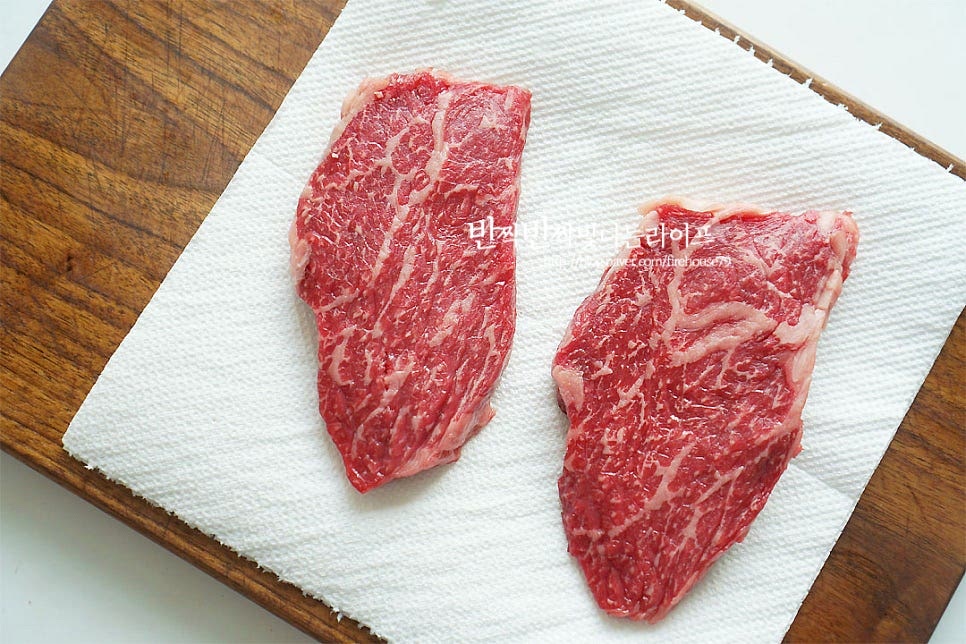 먼저 실온에 10분 정도 꺼내어 둔 뒤 키친타월로 핏물을 제거해 줍니다. 보다 부드럽게 맛볼 수 있도록 고기망치로 가볍게 두드려주었어요. 너무 납작하게 두드려줄 필요는 없으며 망치가 없다면 칼끝으로 콕콕 찔러줍니다. 소금, 후추 약간 뿌려 밑간하여 줍니다.