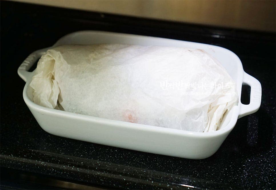 180도 예열한 오븐에 넣고 20~25분 정도 구워줍니다. 에어프라이어는 15분 정도 조리하여 주시면 됩니다. 파피요트가 익으면서 종이 포일 안의 재료가 마치 오븐 속에서 쪄지는 것 같이 익어 촉촉함이 가득 담겨요. 부풀어 오른 포일을 벗겨보면 풍미 작렬입니다^^ 홈파티 음식으로 비주얼도 근사하죠~ 요리 영상을 같이 보시면 보다 쉽게 같이 만드실 수 있답니다. 촉촉한 연어에 각종 재료에서 나오는 맛이 스며들어 한 입 먹어보면 부드러운 감칠맛이 느껴져요. 담백한 듯 깊은 풍미가 매력이랍니다. 연어 파피요트 연말에 홈파티 음식 준비해 보시는 건 어떠세요. 연어요리 중에서도 만들기 심플한 레시피로 식탁 위가 푸짐하고 멋스러워진답니다. 물론 부드러운 풍미도 가득하고요. 맛있게 만들어 드세요^^ 끄읕 !