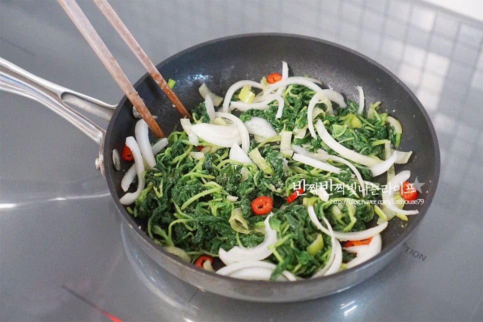 달군 팬에 밑간한 깻잎순을 볶아줍니다. 전체적으로 어우러지도록 1분 정도 볶다가 육수 또는 물 40ml 부어줍니다. 육수를 넣으면 깊은 맛을 낼 수 있는데 물을 넣어도 됩니다. 육수 양은 농도에 따라 조절해줍니다. 촉촉하고 자작하게 졸이듯이 볶아줍니다. 그럼 맛이 어우러지면서 더 깊어져요. 어느 정도 졸아들면 들깨가루 2 큰 술 넣어줍니다. 들깨가 들어가면 농도가 걸쭉해지니 적당히 수분이 있을 때 넣어주세요. 양념이 어우러지도록 볶아 완성합니다. 불 위에서 오래 볶아도 질겨지니 촉촉하게 마무리해 주세요.