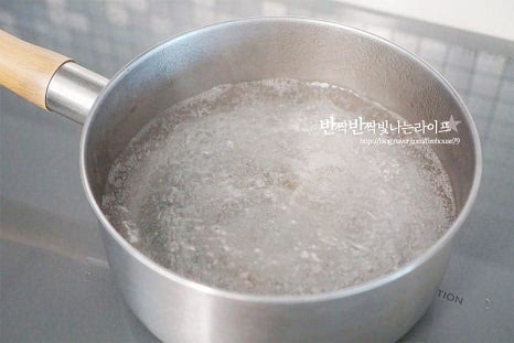 냄비에 잠길 정도로 물을 붓고 끓어오르면 소금 1 작은 술을 넣어줍니다. 초록 나물을 데칠 때 소금을 조금 넣어주면 색이 더 선명하고 진합니다. 깻순이 연하지만 오래 데치면 자칫 식감이 질겨질 수 있게 때문에 넣고 숨이 죽으면 10~15초 넣고 데쳐줍니다. 넣고 거의 바로 건져주었습니다. 데친 뒤 찬물에 담가 바로 헹군 뒤 물기를 짜줍니다. 가볍게 데친 뒤 요리하면 쓴맛도 잡을 수 있어요.