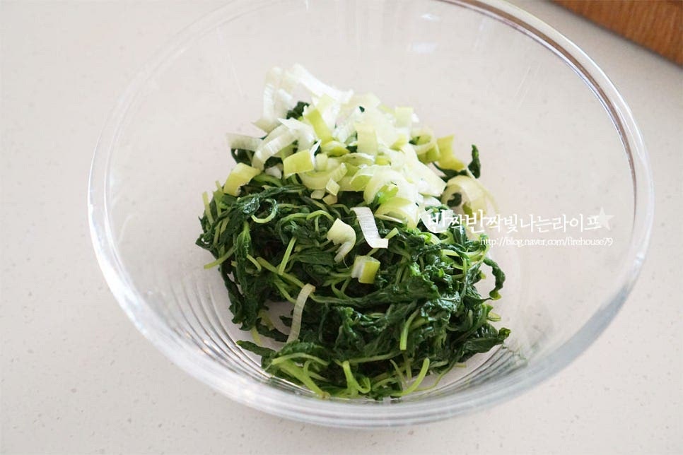 넉넉한 크기의 볼에 데친 깻잎순, 다진대파를 넣어줍니다. 바로 볶음을 만드는 게 아니라 간이 잘 밸 수 있도록 양념에 밑간한 뒤 촉촉하게 졸이듯이 볶아야 감칠맛이 풍부합니다. 국간장 1 큰 술, 참치액 1/2 큰 술 간 마늘 1/2 큰 술, 들기름 2 큰 술 식용유 1 큰 술을 넣어줍니다. 국간장과 참치액을 같이 넣고 감칠맛을 풍부하게 살려주었고 들기름으로 향긋함에 구수함을 더합니다. 간이 밸 수 있도록 조물조물 버무려줍니다. 양념이 섞이면 양파와 고추도 같이 넣고 무쳐주세요.