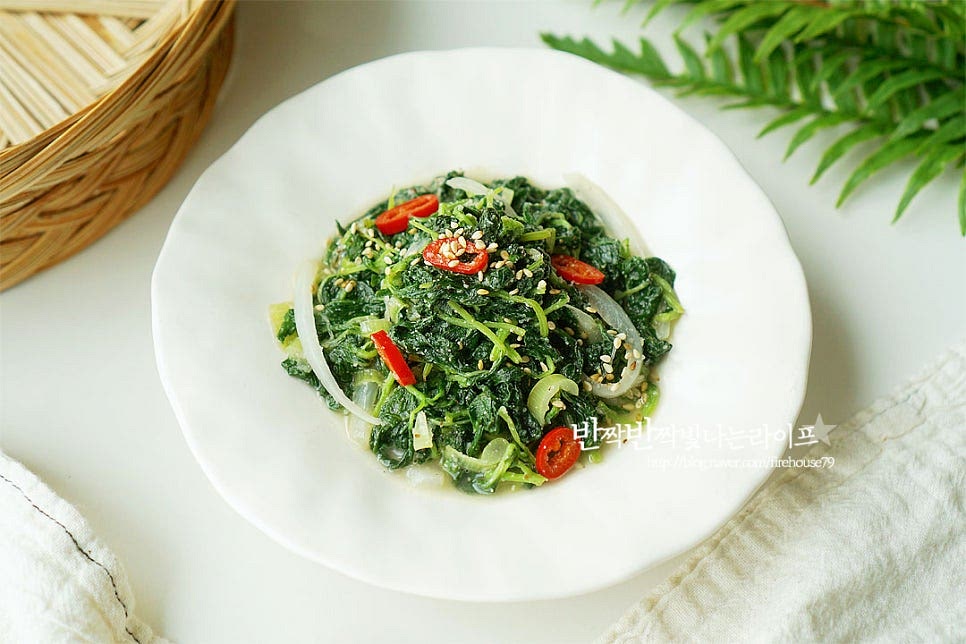 푸짐하게 담아 통깨를 뿌려 완성합니다. 영상도 같이 담았어요. 깻잎순은 먹을수록 고소한 맛과 향이 좋은데 여기에 들깨를 넣어 구수한 맛을 더 살려서 볶음 반찬을 만들면 입맛 돋우는 맛이에요. 식감이 질기지 않게 보드랍게 익히고, 볶기 전에 양념에 밑간하여 육수 자작하게 졸이듯이 볶으면 맛있어요. 부드럽고 고소한 향긋함을 맛볼 수 있는 깻잎순볶음 맛있게 요리해드세요. 끄읕 !