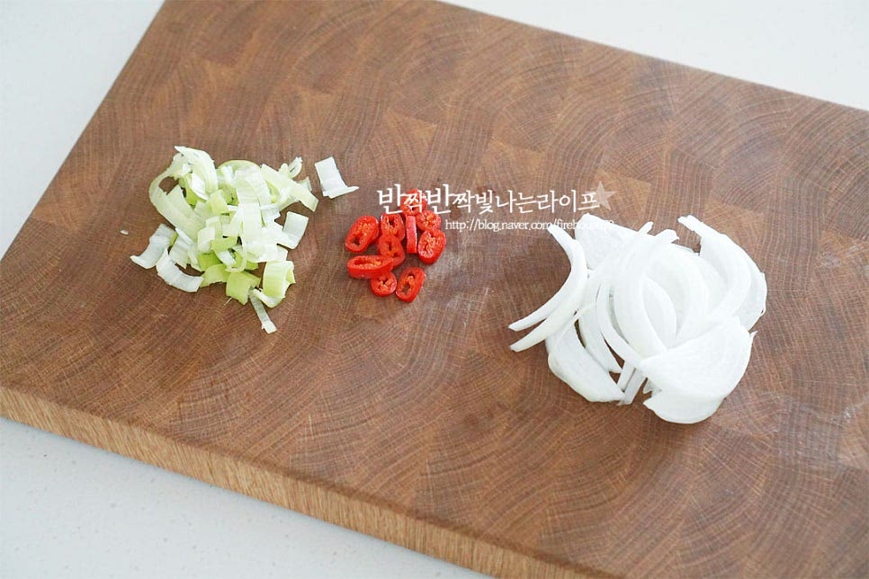 양념에 넣을 대파는 잘게 다져썰고, 양파는 채썰고 홍고추도 같이 송송 잘랐습니다. 달큰한 햇양파도 같이 넣으면 맛있어요. 매콤하게 드시고 싶다면 청양고추를 넣어도 좋습니다.