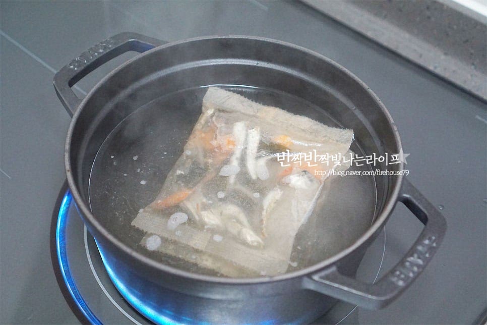 물 1L에 해물다시팩을 넣고 10~15분 정도 끓여줍니다. 깔끔하고 시원한 국물을 내어주면 바다 감칠맛이 더 깊어지는데요. 멸치, 다시마, 건새우를 넣고 육수를 우려주셔도 좋고, 쌀뜨물을 넣고 끓여도 좋아요. 10분 정도 우린 뒤 다시 팩을 건져내고 무를 먼저 넣고 끓여줍니다. 보글보글 끓어오르면 양념을 잘 풀어줍니다. 간을 보고 양념재료는 가감하여 주어요. 덩어리지지 않게 잘 풀어준 뒤 애호박, 양파를 넣고 같이 끓여요. 애호박이 1/3 정도 익으면 게를 넣어줍니다. 게가 맛있게 익으면 대파, 고추, 쑥갓을 넣어 마무리해요. 재료에서 우러난 진국~ 시원하고 진한 바다향을 가득 품은 맛은 언제나 실패할 수가 없는 것 같아요. 영상도 같이 담았어요. 많은 곁들임이 들어가지 않아도 이대로 푸짐하고 든든한 한 냄비에요. 국물이 정말 끝내준답니다~ 살이 꽉찬게 먹는 맛도 있고요. 냉동꽃게탕 끓이는법 손질부터 국물 맛내기까지 맛있게 만들어 드세요^^ 끄읕 !