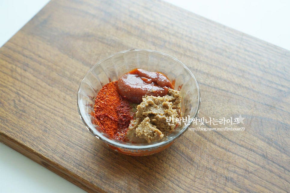 양념을 미리 섞어주었어요. 따로 만들지 않고 육수에 바로 풀어주셔도 됩니다. 구수한 된장을 베이스로 매콤함을 더해 만들어 주어요. 된장 2 큰 술, 고추장 1 큰 술 고춧가루 2 큰 술, 다진 마늘 1 큰 술 듬뿍 참치액 1 큰 술, 생강 술(청주) 1 큰 술 넣어줍니다. 기호에 따라 칼칼한 고춧가루나 된장은 가감하여 간을 맞추어주어요.