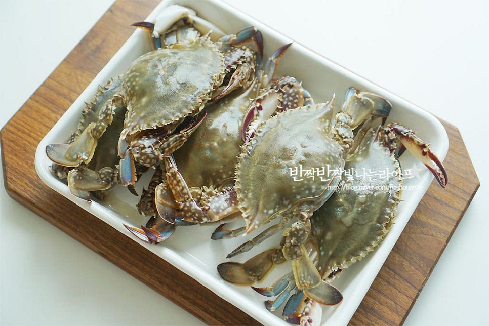 꽃게 손질법 알아두면 탕을 끓이는 건 어렵지 않아요. 먼저 냉동상태로 냉장실에 넣어 해동하여 준비해 줍니다. 완전히 해동하는 것보다 2/3 정도 해동하여 주면 살과 내장이 흘러내리지 않아 손질하기에 더 편합니다. 흐르는 찬물에 솔로 문질러 씻어준 뒤 배딱지 부분은 제거하여 주어요. 살이 들어있지 않은 다리 끝부분은 가위로 잘라내어 줍니다. 가위로 하시면 보다 간편하게 하실 수 있어요. 몸통과 연결된 틈에 손을 넣고 벌려 등딱지를 분리하여 줍니다. 등딱지의 모래주머니를 제거하고 뾰족한 끝부분은 잘라내어 주어요. 입 부분과 양쪽 아가미를 손으로 떼어내어요. 위쪽에서부터 가위를 넣고 반으로 잘라내어 줍니다. 내장이 흘러내리지 않게 반으로 잘라주었어요. 손질법 하나면 반 이상 만든 것이나 다름없어요.