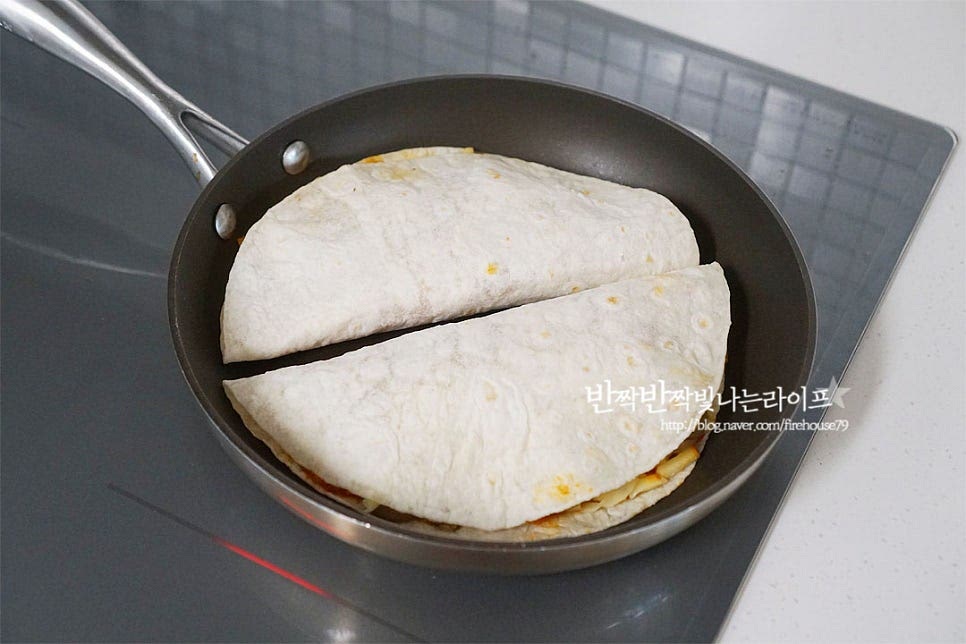 마른 팬을 가열한 뒤 그 위에 올려 치즈가 녹을 수 있도록 중약 불로 구워줍니다. 치즈가 녹으면서 겉이 바삭하게 구워지면 완성이에요. 에어프라이어나 오븐에 구워도 좋습니다. 먹기 좋게 2~3등분 하여 줍니다. 그릇에 먹기 좋게 담은 뒤 파슬리가루 약간 뿌려주시면 훨씬 더 먹음직스러워집니다. 영상도 같이 담았어요. 갓 구워서 뜨거울 때 드셔야 치즈가 쭉 늘어나는 고소한 풍미를 제대로 맛보실 수 있어요. 달콤 짭조름한 불고기와 치즈, 쫄깃한 양송이버섯, 매콤한 할라피뇨까지 어우러졌을 때 빛이 나는 맛이랍니다. 퀘사디아 만들기 맛있게 만들어 드세요^^ 끄읕 !