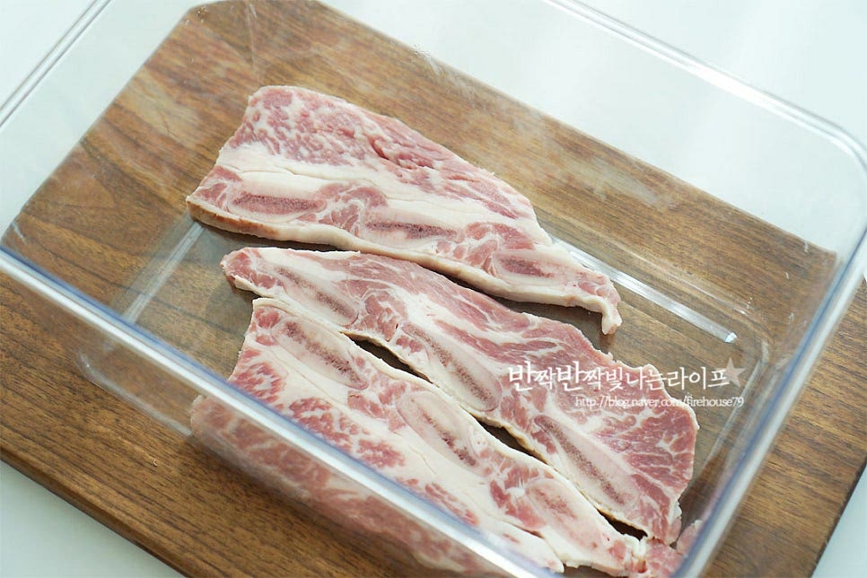 밀폐용기에 고기를 담아줍니다. 양념을 부어가며 재워줍니다. 갈비를 한 번에 넣고 재워주셔도 됩니다. 최소 2~3시간 정도 재워줍니다. 저는 반나절 재워두고 구웠어요. 앞서 말한 대로 재우는 시간이 길어지면 간이 너무 짜지기 때문에 물을 추가로 넣어주시는 게 좋아요. 바로 먹을 것은 간을 조금 세게, 아니라면 물로 조절해 주는 게 맛있게 드실 수 있답니다.