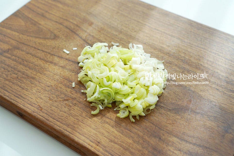 LA갈비 양념장을 만들어요. 대파를 잘게 썰어줍니다. 종이컵 한 컵 정도 썰어주었어요. 기존 레시피대로 만든다면 위에 적힌 계량대로 하시면 됩니다. 저는 약간 간간한 것 같아 간장과 설탕량을 줄여 넣었어요. 다진 대 파 1컵과 함께 간장 2/3컵, 황설탕 1/3컵 꿀 2~3 큰 술, 맛술 1/2컵 간 마늘 1/4컵, 간생강 1/2 큰 술 참기름 2 큰 술, 후추 약간 넣어요. 연육 작용과 풍미를 더해주는 배즙 200ml, 양파즙 2 큰 술 추가로 같이 넣어줍니다. 물 3컵도 넣어주고요. 간이 짜다 싶거나 절이는 시간이 길어지면 물을 추가로 넣어 조절해 주시면 됩니다. 설탕 입자가 녹을 정도로 잘 저어 섞어줍니다. 간을 보고 기호에 따라 양념재료를 가감하여 주시면 입맛에 맞게 드실 수 있어요~