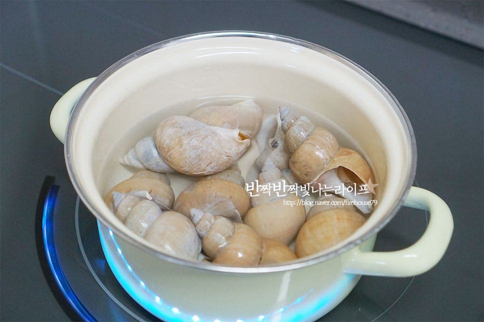 냄비에 재료가 잠길 정도로 물을 자작하게 넣어줍니다. 저는 2컵 안되게 넣어주었어요. 생강 술(청주) 1½ 큰 술을 넣어줍니다. 10~15분 정도 삶아주면 되는데요. 중간중간 거품은 걷어내어 줍니다. 찜기에 쪄서 먹을 경우 김이 오른 찜기에 넣고 10~15분 쪄주시고 10분 정도 뜸을 들여 주시면 됩니다. 삶은 뒤 물에 헹구지 않고 체에 밭쳐 한 김 식혀 드시면 됩니다. 물에 헹구면 맛이 연해 지니 그대로 맛보면 되어요~ 먹기 좋게 살을 쏘옥 당겨서 기호에 따라 내장을 곁들여 드시면 됩니다. 바다향과 함께 쫄깃한 식감에 하나씩 까서 먹다 보면 껍질만 수북한데요. 백골뱅이 삶는법 정말 간단하죠~ 영상도 같이 담았어요. 씹는 맛이 깊은 게 쫀득함과 감칠맛이 씹을수록 깊어져요. 초고추장 곁들여 숙회로 먹음 또 이게 별미가 따로 없어요. 무침이나 탕으로 먹어도 좋지만 이렇게 삶아서 먹음 재료 본연의 맛을 더 맛있게 즐길 수 있는 것 같아요. 골뱅이 삶는법 맛있고 간단하게 식감을 살려 맛있게 만들어 드세요^^ 끄읕 !