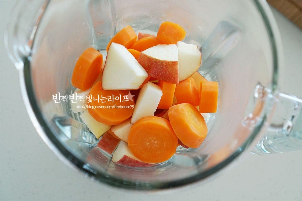 믹서기에 손질해둔 과채를 넣어줍니다. 그대로 갈아 마시는 레시피도 좋지만 몇 가지를 더 첨가하여 풍미를 더해주도록 해요. 올리브오일 1 큰 술, 레몬즙 1 큰 술 꿀이나 알루 로스를 넣어줍니다. 단맛은 원재료의 당도에 따라 조절해 주면 되는데요. 저는 꿀 2/3 큰 술 넣어주었습니다. 착즙하는 것이 아닌 그대로 갈아줄 것이라 물을 넣고 부드럽게 농도를 조절해 주는데요. 200ml 한 컵 넣어줍니다. 목 넘김에 따라 양을 조절해 주면 마시기에 좋습니다.