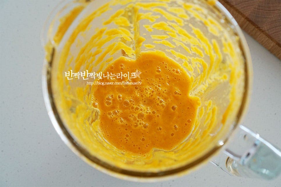 믹서기에 넣고 쥬스로 설정하여 곱게 갈아줍니다. 사과의 과즙이 풍부하여 잘 섞이며 당근 또한 익혀서 넣어서 더욱 곱게 갈아져요. 달콤한 맛과 향을 담아 유리잔에 담아 완성해요. 달콤한 사과와 당근이 어우러진 과채쥬스의 맛은 색감처럼 곱고 부드러워요. 먹을수록 은은하게 퍼지는 단맛에 바쁜 아침 간단하게 갈아서 마시기에도 좋고요. 영상도 같이 담았어요. 간단하게 재료를 넣고 갈아만들 수 있어 좋고, 한잔 마시고 나면 맛은 물론 속도 편하고 든든하답니다. 사과주스 달콤하고 맛있게 챙겨드세요^^ 끄읕 !