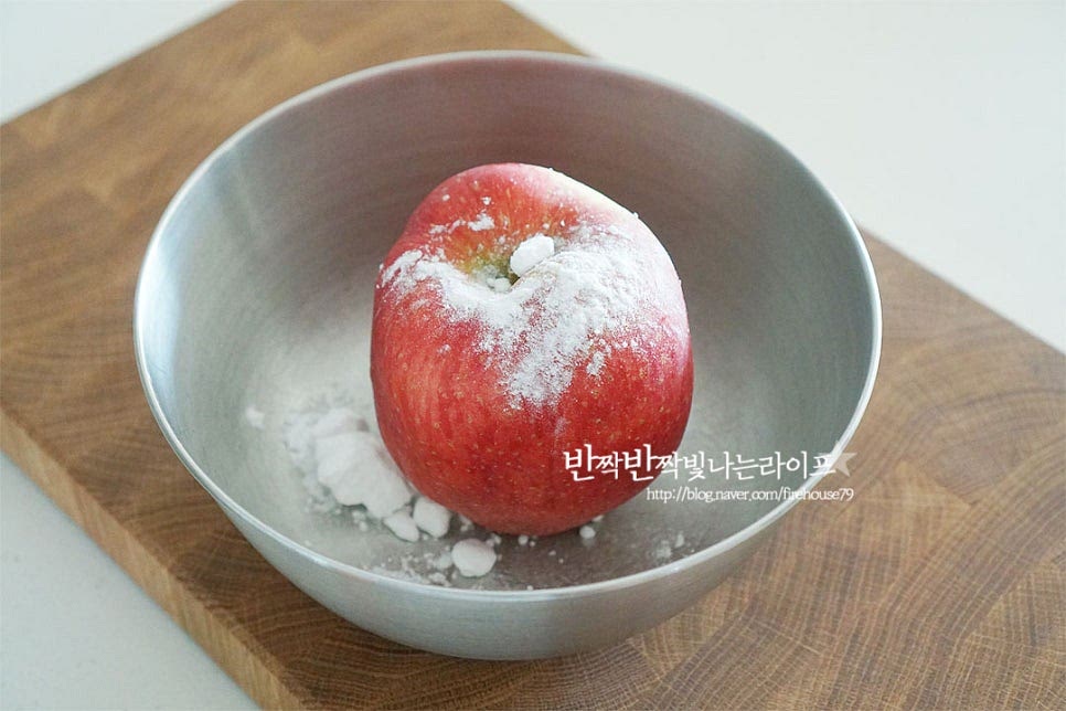 사과는 껍질째 갈아줄 것이라 먼저 깨끗하게 세척해 줍니다. 베이킹소다를 뿌려 문질러준 뒤 물을 자작하게 부어 담갔다가 다시 한번 문질러 흐르는 물에 꼼꼼하게 씻어줍니다. 요즘 햇과일이 한창 달콤하고 향이 좋아서 사과주스 만들어 마시기 좋습니다. 4등분으로 자른 뒤 가운데 씨 부분은 잘라내어 제거해 줍니다. 그리고 부드럽게 갈아 마실 수 있도록 한 입 크기로 잘라주었습니다.