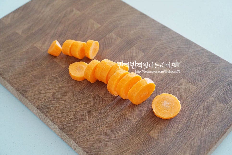 당근은 껍질을 벗겨준 뒤 일정한 두께로 썰어줍니다. 먹을수록 단맛이 느껴지지만 하나만 잘 챙겨 먹어지지 않아 같이 넣고 갈아 주스를 만드는 데 그럼 달콤해서 먹기에 부담 없이 조합이 맛있습니다. 생야채를 그대로 넣고 갈아 마시는 것도 좋지만 당근 같은 경우 익혀서 먹으면 흡수율이 더 높다고 하죠. 시간적 상황에 따라 쪄서 넣어주면 좋습니다. 김이 오른 찜기에 겹치지 않게 펼쳐 넣은 뒤 5분 쪄서 익혀주었습니다. 익으면 뜨겁지 않게 식혀줍니다.