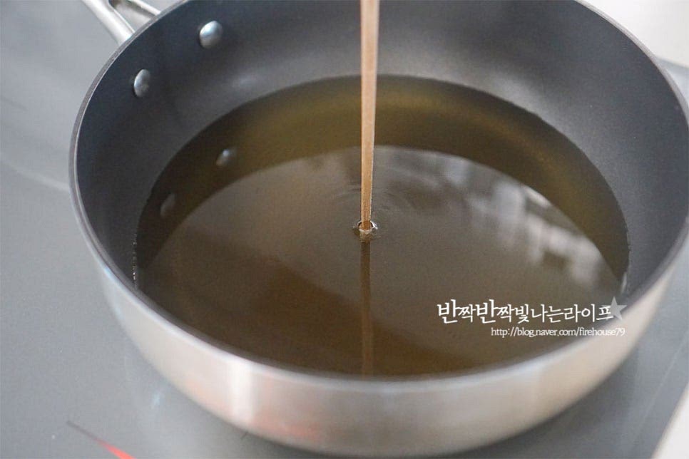 깊은 팬에 식용유를 넉넉하게 두르고 170~180도로 예열해 줍니다. 빵가루를 한 조각 넣어보았을 때 바로 떠오르며 지글지글 튀겨지는 정도면 됩니다. 하나씩 넣고 굴려가며 튀겨줍니다. 기름을 많이 넣지 않고 자작한 정도로만 넣고 튀겨도 골고루 익고 바삭합니다. 조금 더 건강하게 기름을 줄이고 싶다면 스프레이로 오일을 골고루 뿌린 뒤 에어프라이어로 구워도 좋고요. 튀겨서 맛있는 간식이다 보니 저와 같이 소량으로 굴려가며 튀겨먹음 고소한 맛이 더 풍부합니다. 전체적으로 노릇하게 튀겨지면서 속의 치즈가 녹으면 완성입니다. 먹는 내내 식감을 살릴 수 있도록 공기가 통하는 튀김망에 올려 기름을 빼준 뒤 먹음 됩니다. 튀긴 뒤 들고 먹기 좋도록 나무꼬치를 가운데로 끼워 넣어주거나 한 입 크기로 잘라서 먹어도 좋아요. 소스는 입맛에 맞게 곁들여줍니다. 기본 맛으로 설탕과 케첩을 뿌려 완성했습니다. 식빵으로 만들어서 반죽 없이 간단하며 한입 먹어보면 바사삭 고소한 맛도 더 깊어요. 여기에 탱글한 식감과 짭조름한 감칠맛이 새콤달콤한 소스와 먹기 좋게 어우러진답니다. 영상도 같이 담았어요. 식빵을 평평하게 밀대로 밀고 소시지와 치즈를 넣고 돌돌 말아 달걀물과 빵가루를 입혀 튀겨 완성하는 레시피입니다. 바삭하고 고소한 핫도그만들기 간단하고 맛있는 간식 레시피로 요리해드세요. 끄읕 !