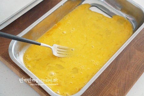 달걀은 곱게 풀어주고, 빵가루도 준비해 줍니다. 빵가루에 파슬리가루를 약간 섞어주셔도 좋습니다. 식빵핫도그는 달걀물-빵가루 순으로 옷을 입혀줍니다. 굴려가며 꼼꼼하게 튀김옷을 입혀주세요. 빵가루가 떨어지지 않게 손으로 꾹꾹 고정해가며 도톰하게 묻혀주었습니다. 그럼 더 바삭하고 고소하며 익으면서 색도 맛있게 만들어져요.