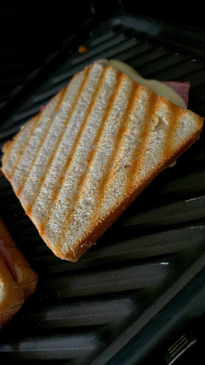 Den Toast ca. 5min auf beiden Seiten toasten.