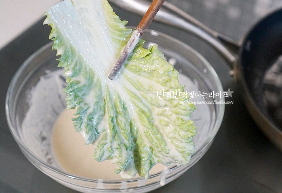 반죽에 배춧잎을 넣고 가볍게 털어 얇게 옷을 입혀줍니다. 봄동 요리 배추부침개를 만들 때 반죽은 너무 두텁지 않게 마치 얇은 튀김옷을 입히듯이 가볍게 털어 구워주시면 겉의 바삭바삭한 식감과 재료 본연의 맛을 살릴 수 있어요. 달군 팬에 식용유를 넉넉히 두르고 봄동을 올려 구워줍니다. 앞뒤로 노릇노릇하게 구워주어요. 반죽옷을 얇게 털어내듯이 입혀 구워주면 겉에 튀김처럼 바삭바삭 구울 수 있어요. 특히 바로 구웠을 때의 바삭바삭한 식감이 정말 맛있답니다. 영상도 같이 담았어요. 씹을수록 고소한 특유의 달큰함이 고소함과 어우러져 정말 맛이 좋아요. 봄동전을 이렇게 구워만들면 만들기 간단할뿐더러 맛도 더 매력적이랍니다. 봄동 배추전 만들기 맛있게 만들어 드세요^^ 끄읕 !