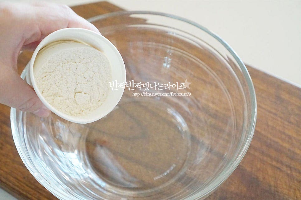 넉넉한 볼에 부침가루 1컵 부어줍니다. 부침가루 종류에 따라 바삭함을 살려주는 전분이 들어있는 것도 있는데요. 부침가루 종류에 따라 전분을 약간 더해주셔도 좋아요. 차가운 물 1컵 부어줍니다. 한 번에 물을 모두 넣지 않고 농도를 맞추어가며 넣어주시면 농도 조절에 실패하지 않아요. 차가운 물 또는 육수를 넣어 만드셔도 감칠맛을 살릴 수 있어요. 전 반죽을 만들 때 감칠맛을 살리기 위해 참치액 1 작은 술 넣어줍니다. 시판용 부침가루에 기본적으로 간이 되어있어 간을 많이 해줄 필요는 없고 참치액과 같은 액젓을 약간 넣어주면 감칠맛이 더해져 구웠을 때 전간장 없이도 맛이 좋아요. 반죽 농도는 너무 되직하지 않으며 묽지 않은 정도로 걸쭉한 듯 부드럽게 떨어지는 정도가 전을 구웠을 때 옷이 두껍지 않고 조화롭게 어우러져요.