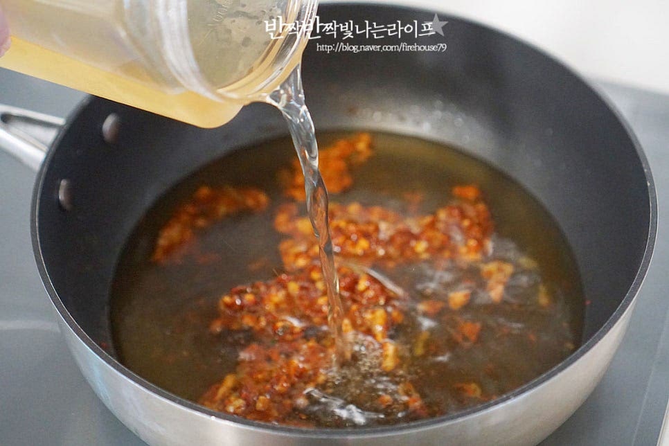 물 또는 멸치 다시마 육수 4컵을 부어줍니다. 백종원 장칼국수는 물을 넣고 미원이나 다시다를 넣어도 좋다고 합니다. 저는 육수 내어둔 것으로 감칠맛을 살려주었어요. 코인육수를 활용해도 좋을 것 같아요. 감자와 양파도 같이 넣어줍니다. 국물이 끓어오르기 시작하면 국간장 또는 액젓 1/2 큰 술과 꽃소금 1/4 큰 술을 넣어줍니다. 간은 짠맛을 확인한 뒤 조절해 넣어주세요.