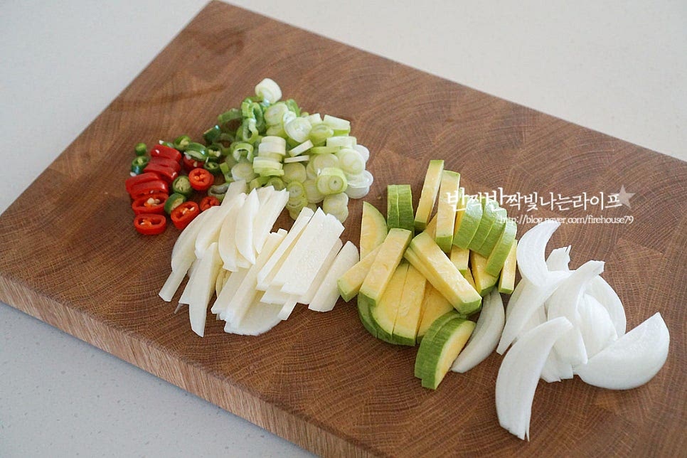 양파, 애호박, 감자는 0.4cm 두께로 채를 썰고, 대파와 청양고추는 0.3cm로 송송 설어줍니다. 고명용으로 올릴 대파 초록 부분은 따로 담아둡니다. 감자는 다른 채소에 비해 익는데 시간이 조금 더 걸려서 조금 더 얇게 채 썰어주었습니다. 장칼국수 만드는법