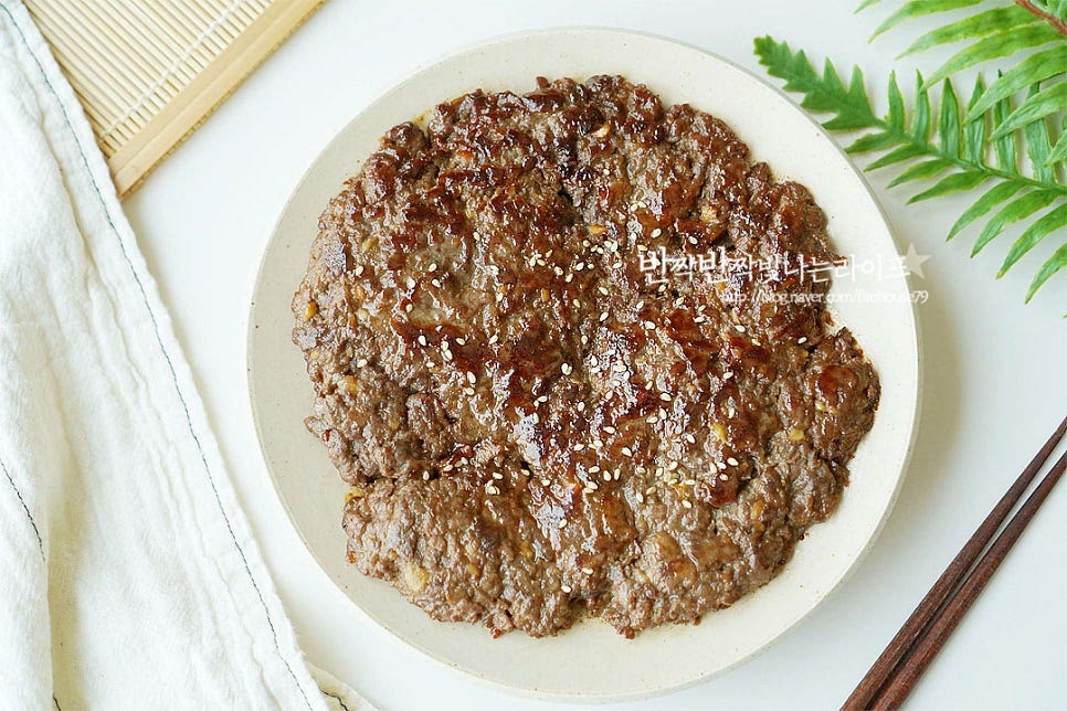 완성된 언양식 불고기는 접시에 담아 통깨를 뿌려 마무리합니다. 바로 구워서 먹어보면 수분이 날아가고 겉이 고소하고 바싹하면서 속은 촉촉하게 육즙이 느껴집니다. 아이들 반찬으로 먹기도 좋아요. 한 번에 넉넉하게 만들 때는 종이호일에 모양을 잡아준 뒤 냉동 소분해두었다가 구워 먹음 됩니다. 편스토랑 방송에 나온 류수영 바싹불고기 레시피는 간단하게 몇 가지 양념으로 달콤 짭조름한 감칠맛을 완성할 수 있어요. 소고기를 채썰어 양념에 충분히 치대어준 뒤 납작하게 구워주면 바삭 촉촉 맛있어요. 간단 레시피로 맛있게 만들어드세요. 끄읕 !