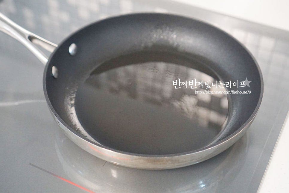 달군 팬에 초코파이 크기만큼 식용유를 둘러줍니다. 바싹불고기의 고소한 향과 겉바속촉 식감을 살리기 위해 굽는 온도가 중요한데요. 예열이 충분히 잘 된 후 구워주셔야 수분이 날아가면서 바싹한 불향을 낼 수 있어요. 예열 후 종이호일이 위로 가도록 올려줍니다. 지글지글 소리가 납니다. 모양이 줄어들어 지 않도록 뒤집개로 눌러가며 고정하고 골고루 익을 수 있도록 해줍니다. 너무 힘을 주면 육즙이 새어나니 살짝 눌러주세요. 중불로 2분 구운 뒤 종이호일은 벗겨줍니다. 뒤집어 2분 더 구워줍니다. 앞뒤로 각 2분씩 총 4분을 구워 익혀줍니다. 화력이나 크기에 따라 굽는 시간은 조절해주세요. 4분 구워주니 노릇노릇 속이 촉촉하게 잘 익었습니다.