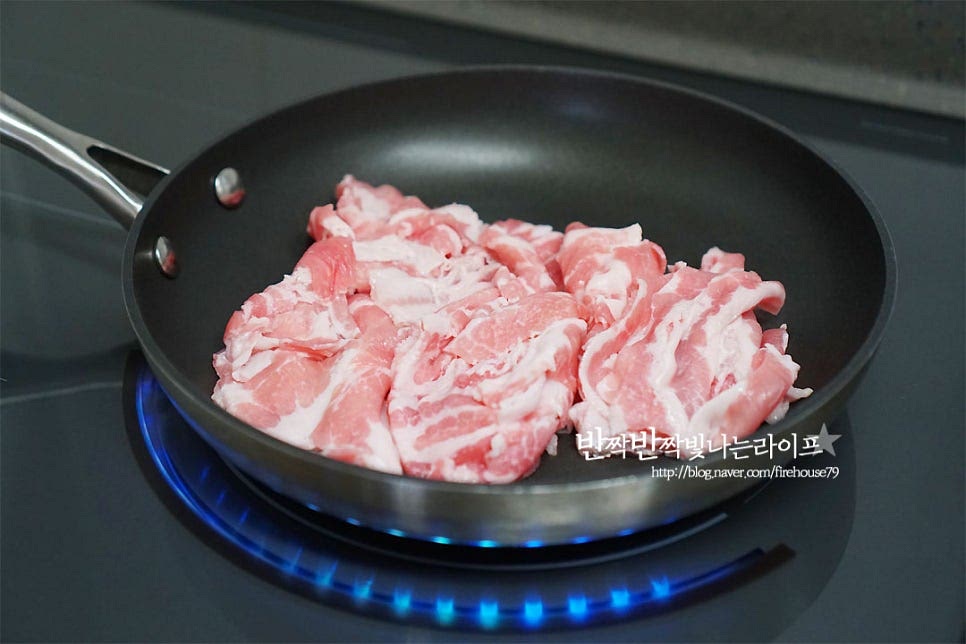 달군 팬에 대패삼겹살을 구워줍니다. 길이가 길다면 먹기 좋게 썰어준 뒤 구워주심 되고요. 냉동, 냉장 모두 가능해요. 두께가 얇을수록 맛있어요. 한 면이 익어가기 시작하면 썰어둔 대파를 넣고 같이 구워줍니다. 삼겹살에서 나오는 기름과 대파의 풍미가 더해져 그냥 이대로도 맛있는 냄새가 가득해요. 전체적으로 겉면이 노릇노릇할 정도로 볶아주면 대패삼겹살 덮밥 더 풍미가 살아요.