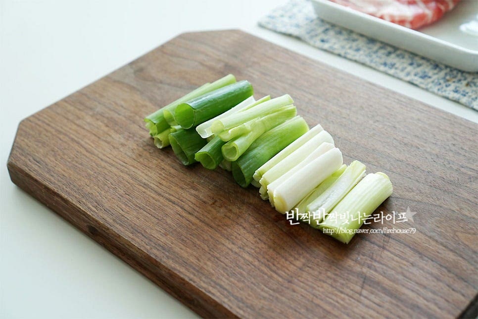 대파는 적당한 크기로 길게 썰어줍니다. 대파가 많이 들어가면 달큼한 게 파향이 맛있어요. 채소는 대파만 넣고 볶아주었는데 양파나 당근 등 기호에 따라 추가하셔도 됩니다. 대파만 들어가도 충분히 맛있었어요^^ 약간 매콤하게 먹고 싶어서 청양고추와 홍고추를 송송 썰어 준비했어요. 매운맛은 입맛에 따라 조절해 주세요.